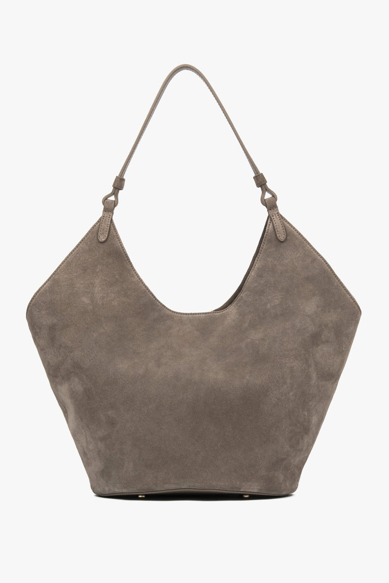 Sleek and spacious, this Estro hobo bag in grey velour combines luxury material with practical design, perfect for daily wear.