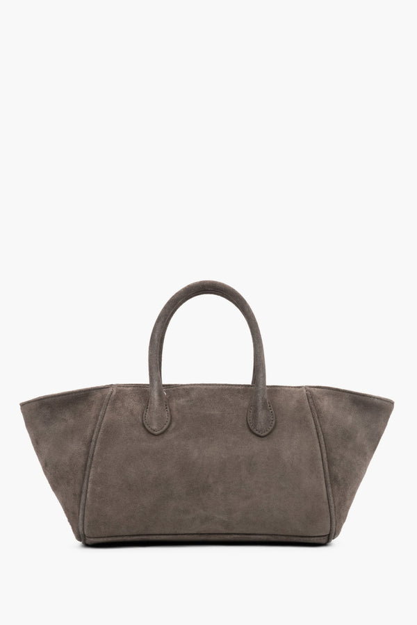 Minimalist, dark grey smooth back of a horizontal velour bag, highlighting its structured silhouette and precise stitching.