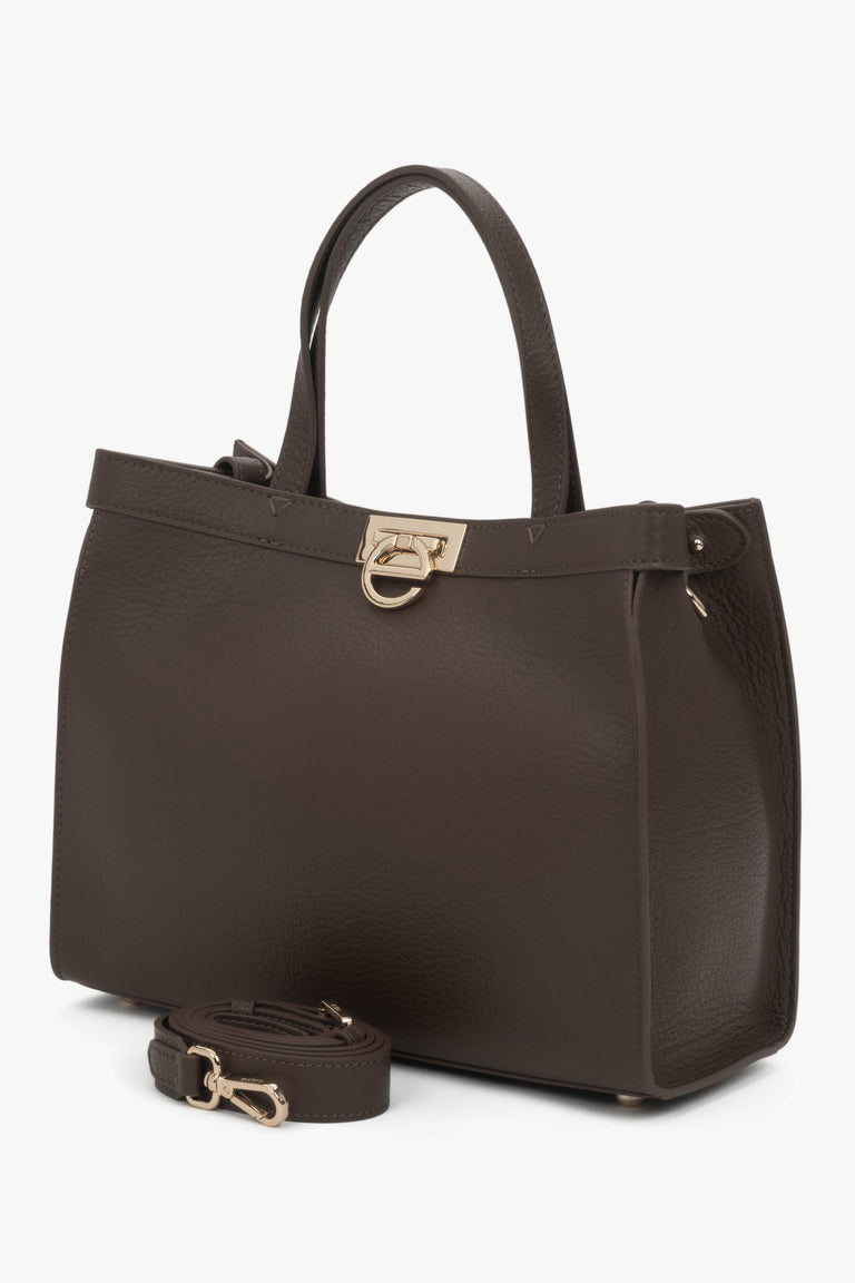 Stylish women’s tote bag in a deep mocha shade, featuring a classic design and a logo-accented closure.