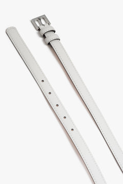 Stylish and feminine white leather belt for women with silver-tone hardware, Estro ER00118289.