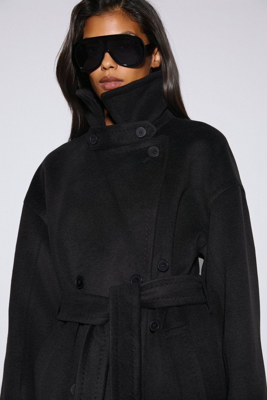 Estro – long women's black natural wool coat with a tie belt.