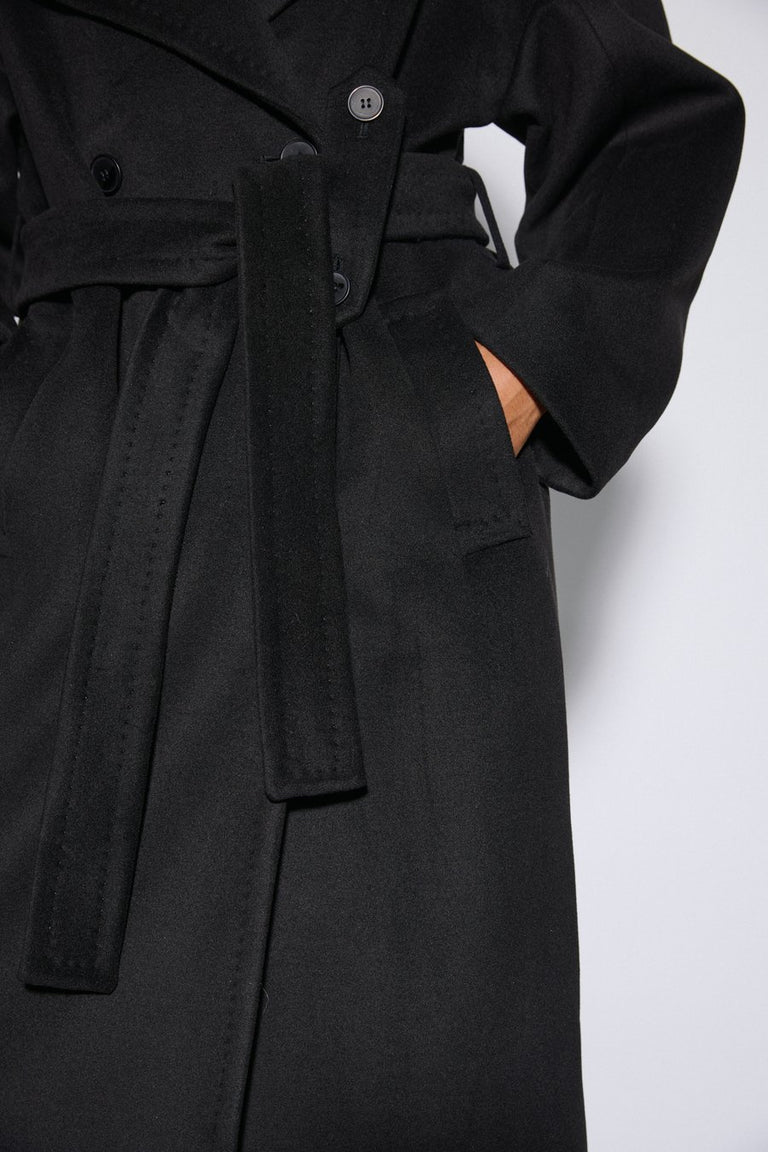 Women's black maxi coat made of natural wool, double-breasted model by Estro.