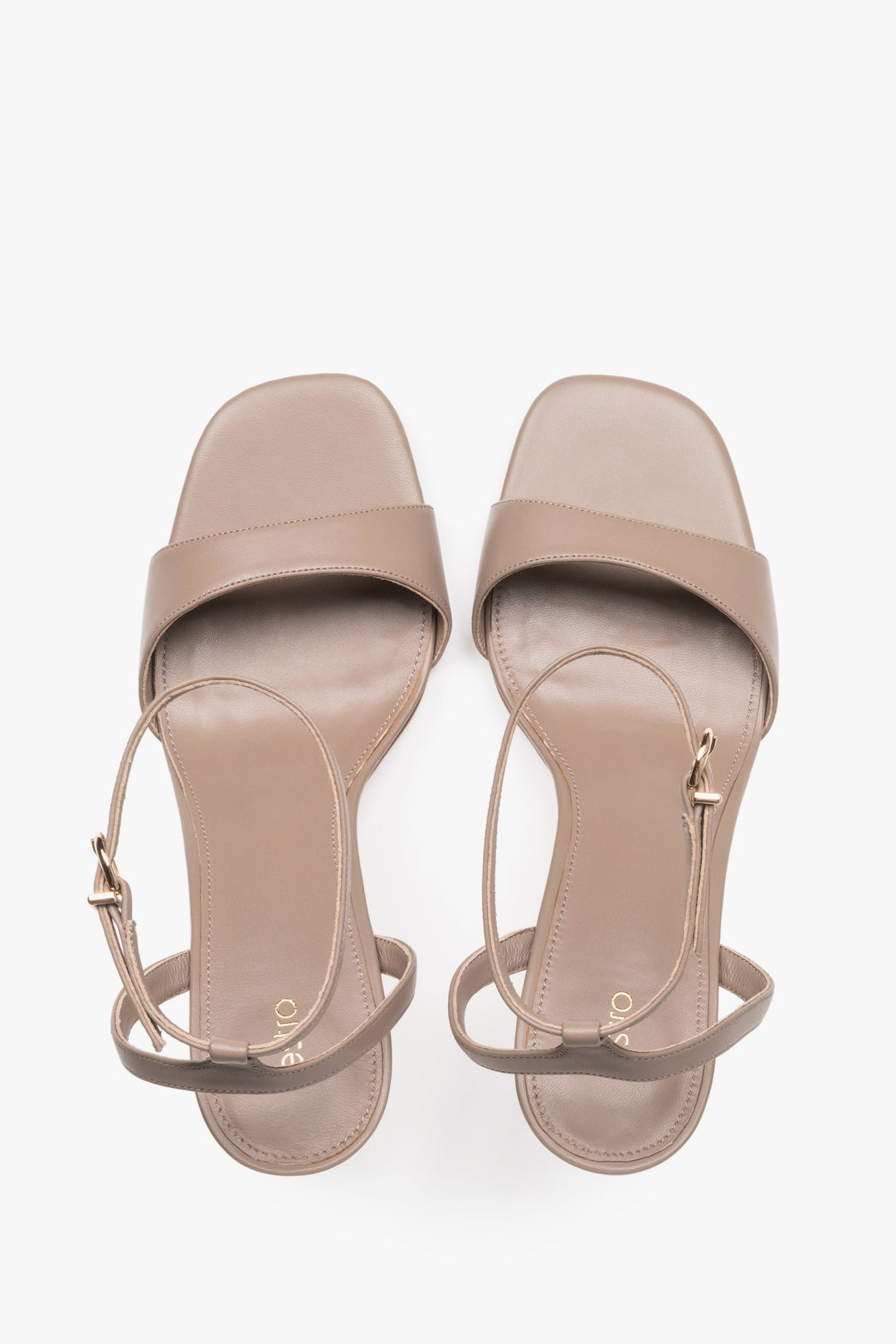 Estro beige leather summer sandals with an adjustable ankle strap.