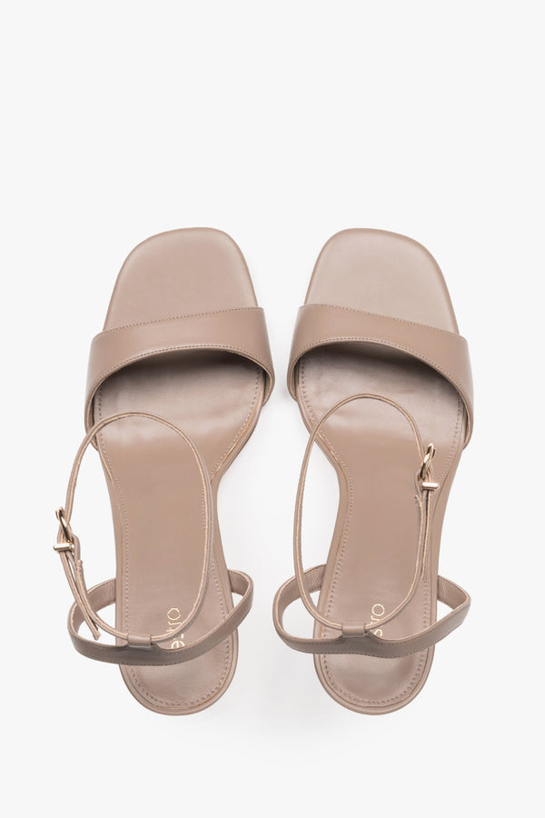 Estro beige leather summer sandals with an adjustable ankle strap.