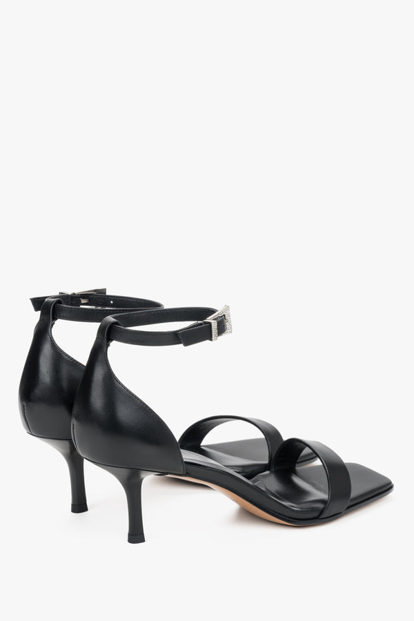 Minimalist black summer sandals on a mid-height stiletto heel, Estro.