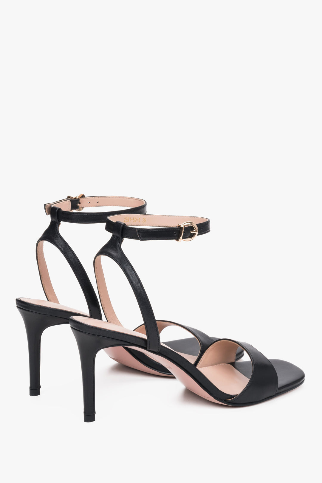 Estro black leather summer sandals with an adjustable ankle strap.