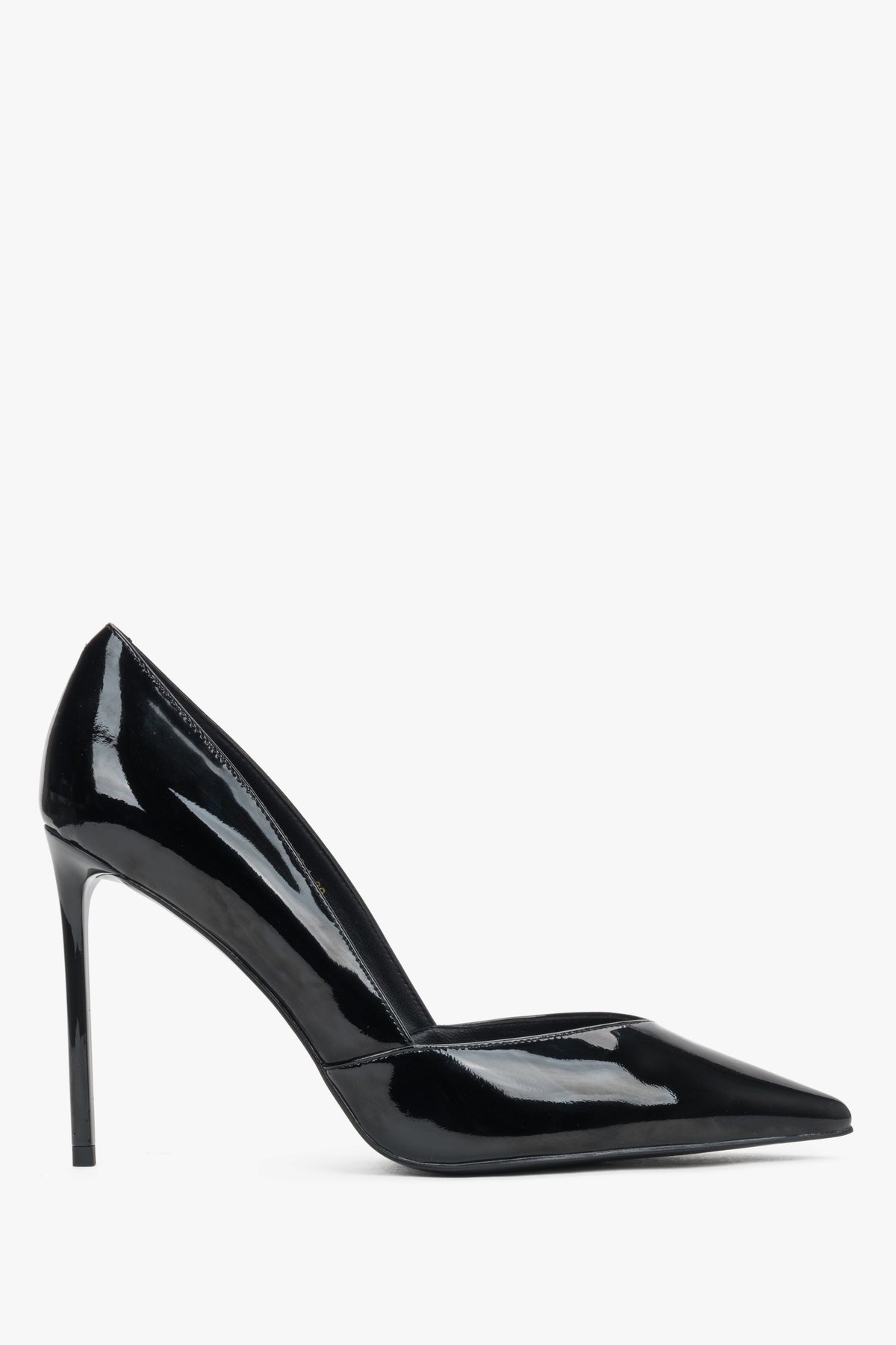 Women's elegant black pumps with a pointed toe made of patent leather Estro.