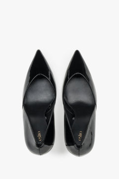 Women's pumps, elegant, black, made of patent leather, with a pointed toe, Estro.