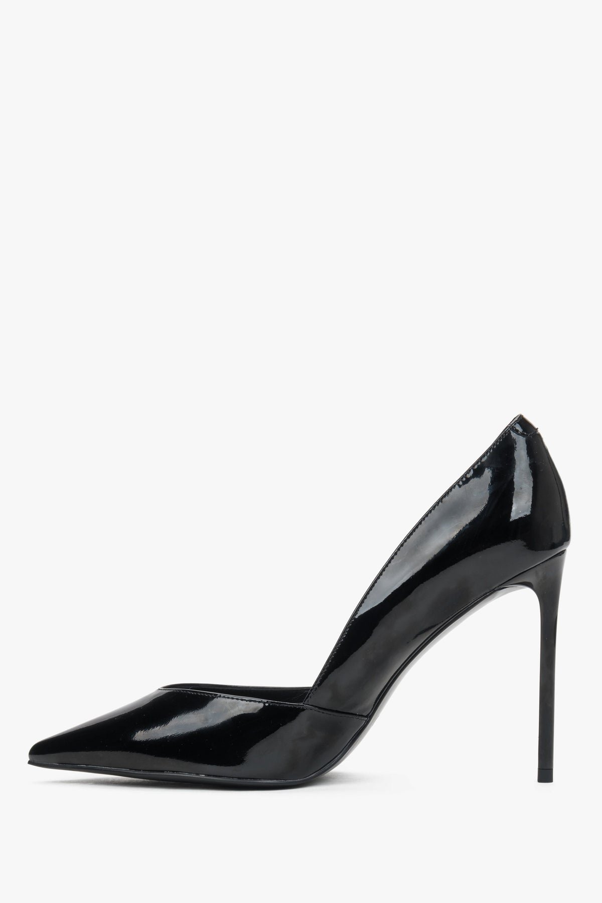 Black women's pumps Estro, elegant, with a pointed toe, made of patent leather.