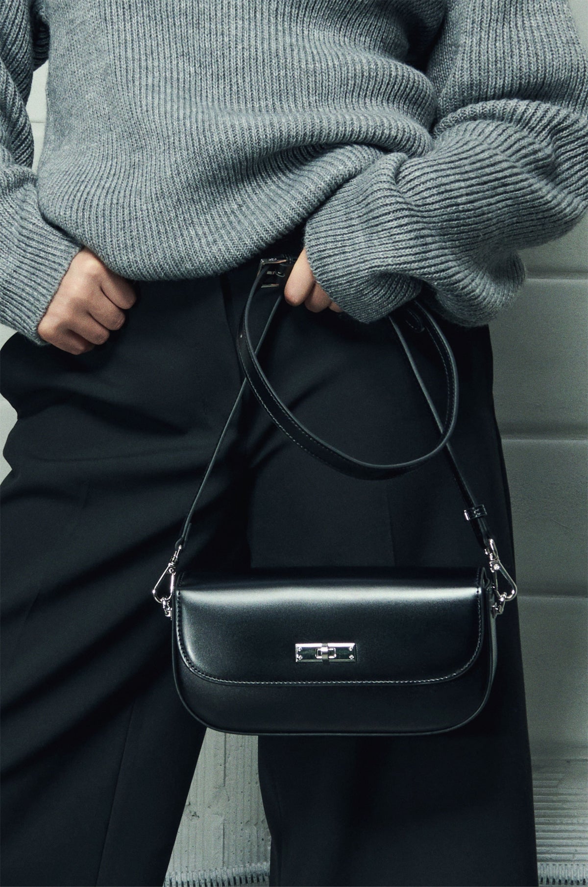 Women's Elegant Black Smooth Genuine Leather Shoulder Bag with Silver Hardware Estro ER00118436.