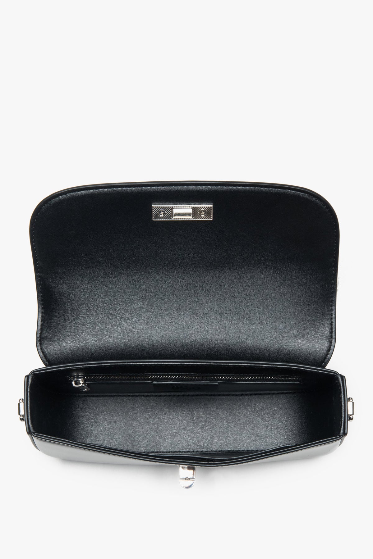 Women's elegant black smooth leather shoulder bag Estro - close-up of details and silver hardware.