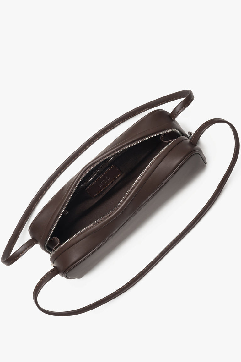 Made of genuine leather — an elegant dark brown women’s shoulder bag by Estro.