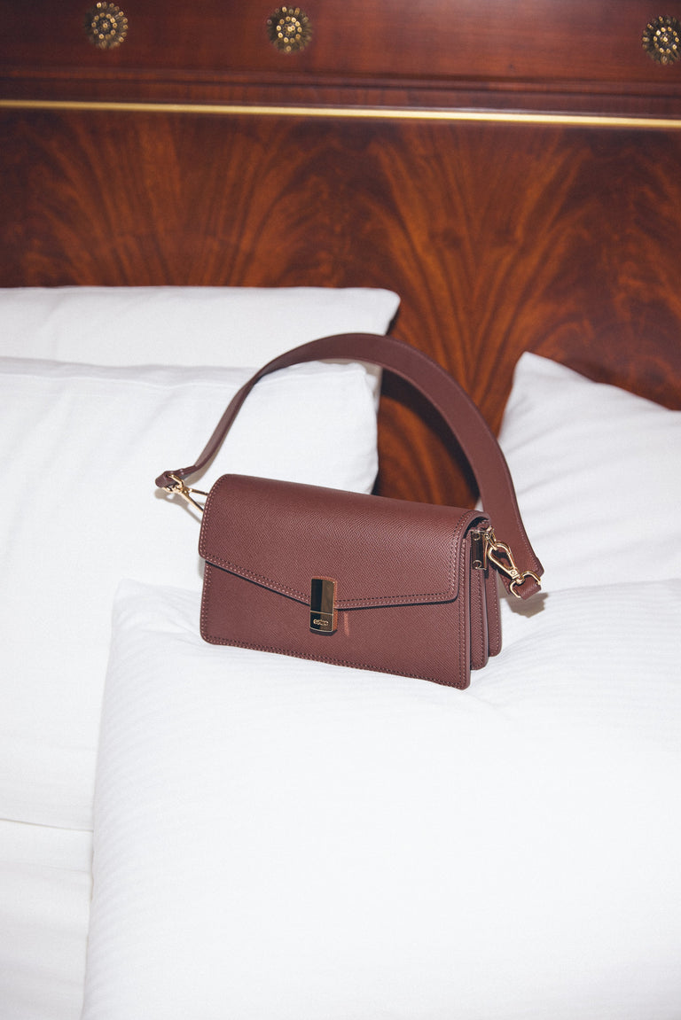 Women’s Elegant Dark Brown Leather Shoulder Bag with Gold Details Estro ER00118024.
