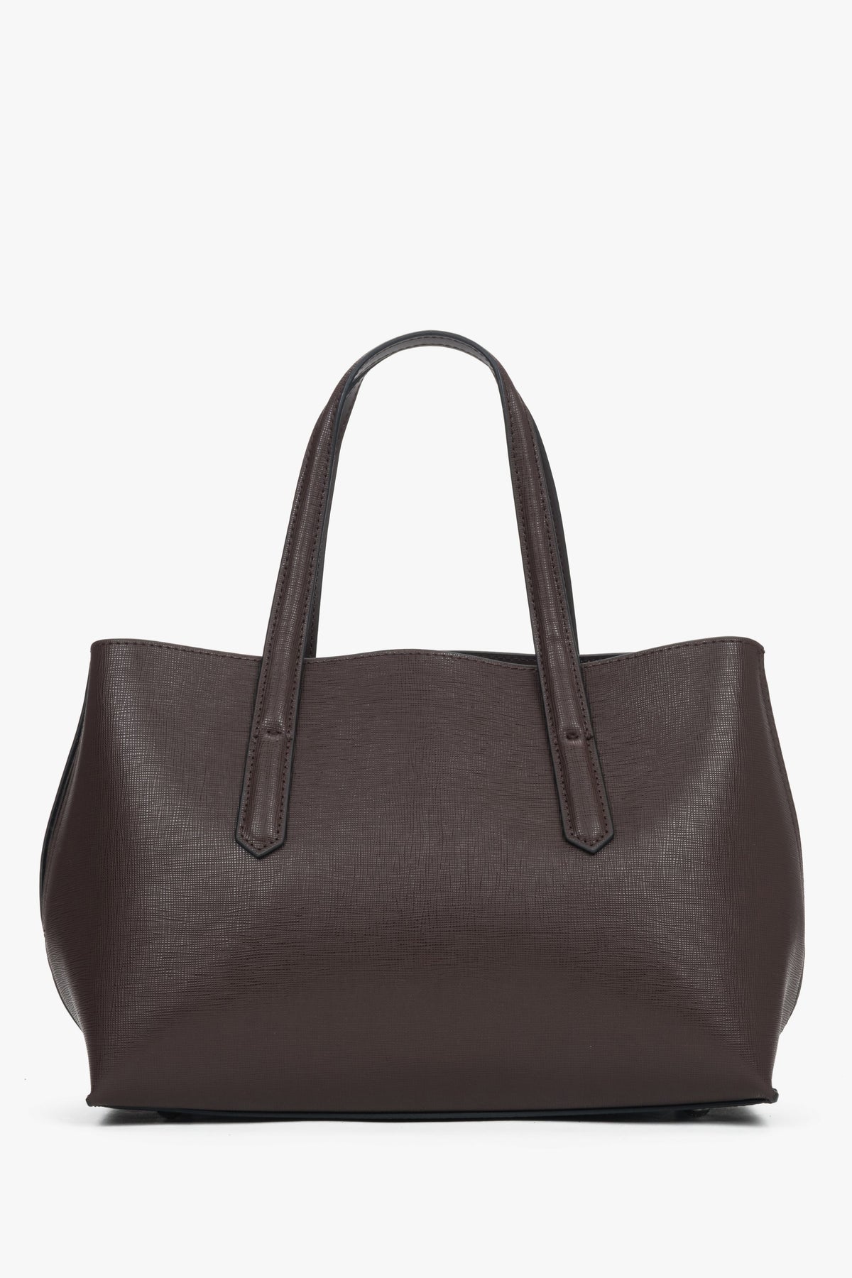 Spacious leather shoulder bag featuring one main compartment and two interior pockets.
