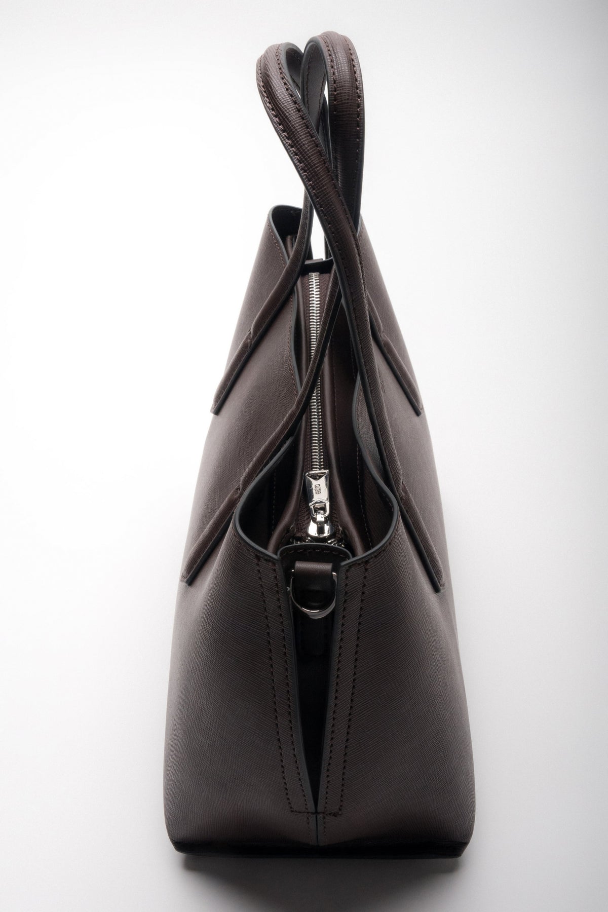 Timeless women’s leather bag with silver accents, perfect for work or everyday use.