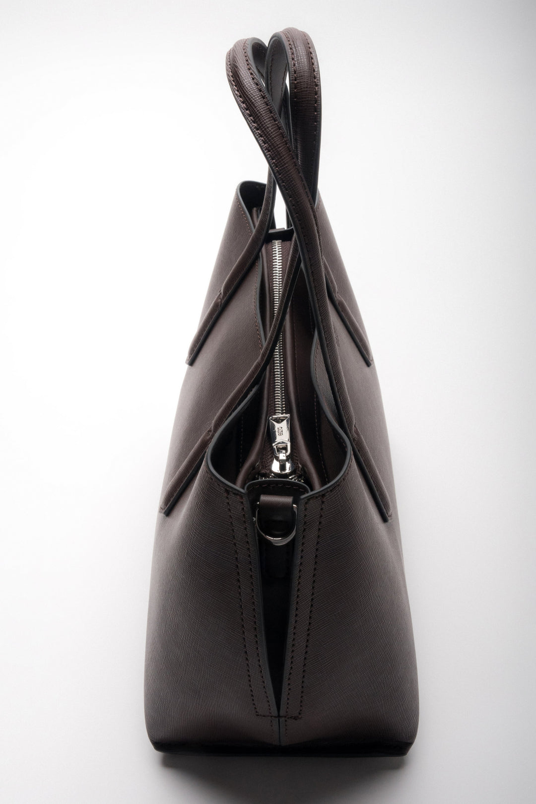 Timeless women’s leather bag with silver accents, perfect for work or everyday use.
