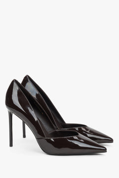Estro - elegant dark brown pumps made of patent leather with a pointed toe.