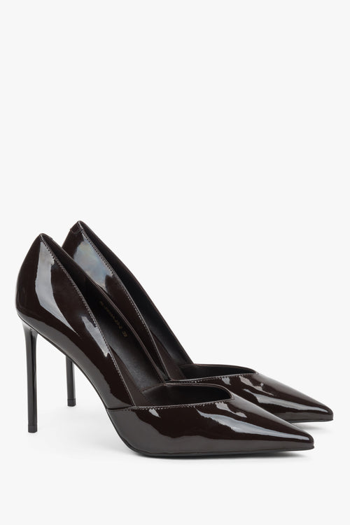 Estro - elegant dark brown pumps made of patent leather with a pointed toe.