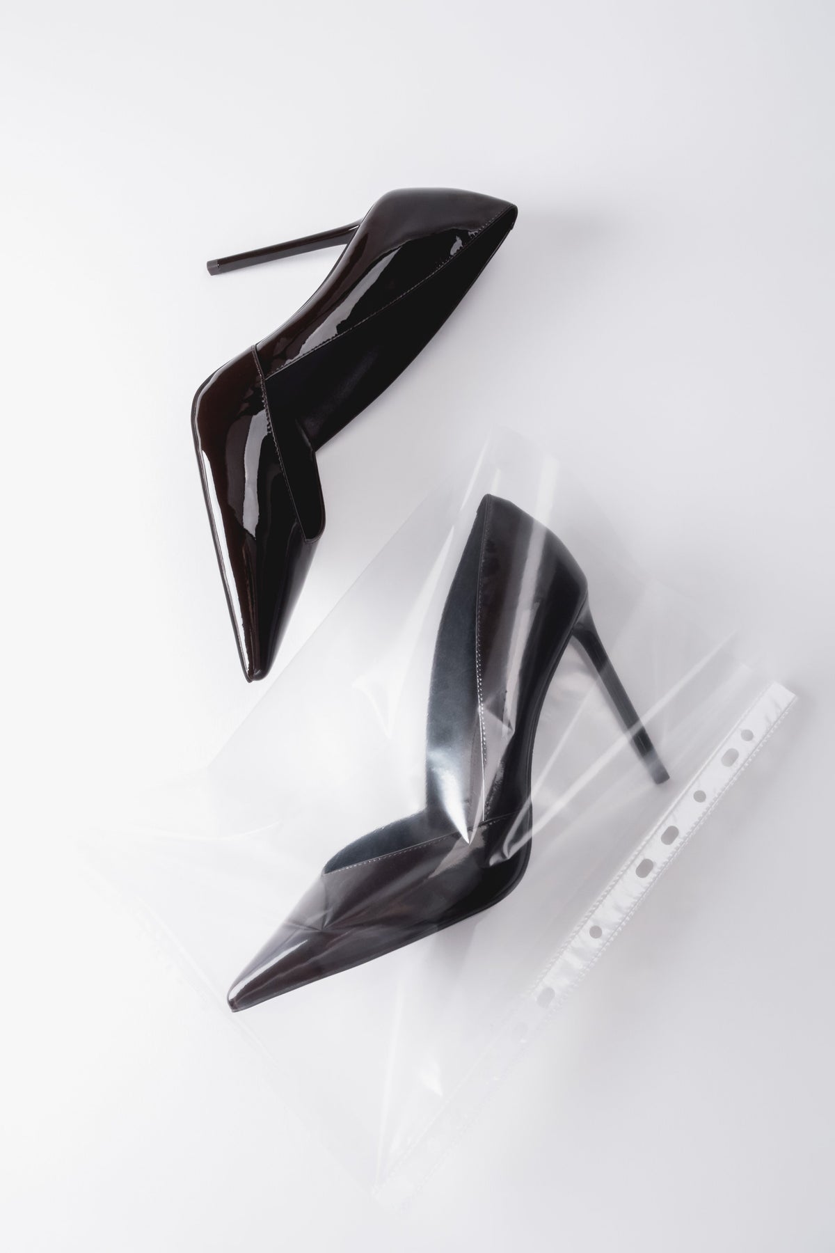 Women's pumps, elegant, dark brown, made of patent leather, with a pointed toe, Estro.