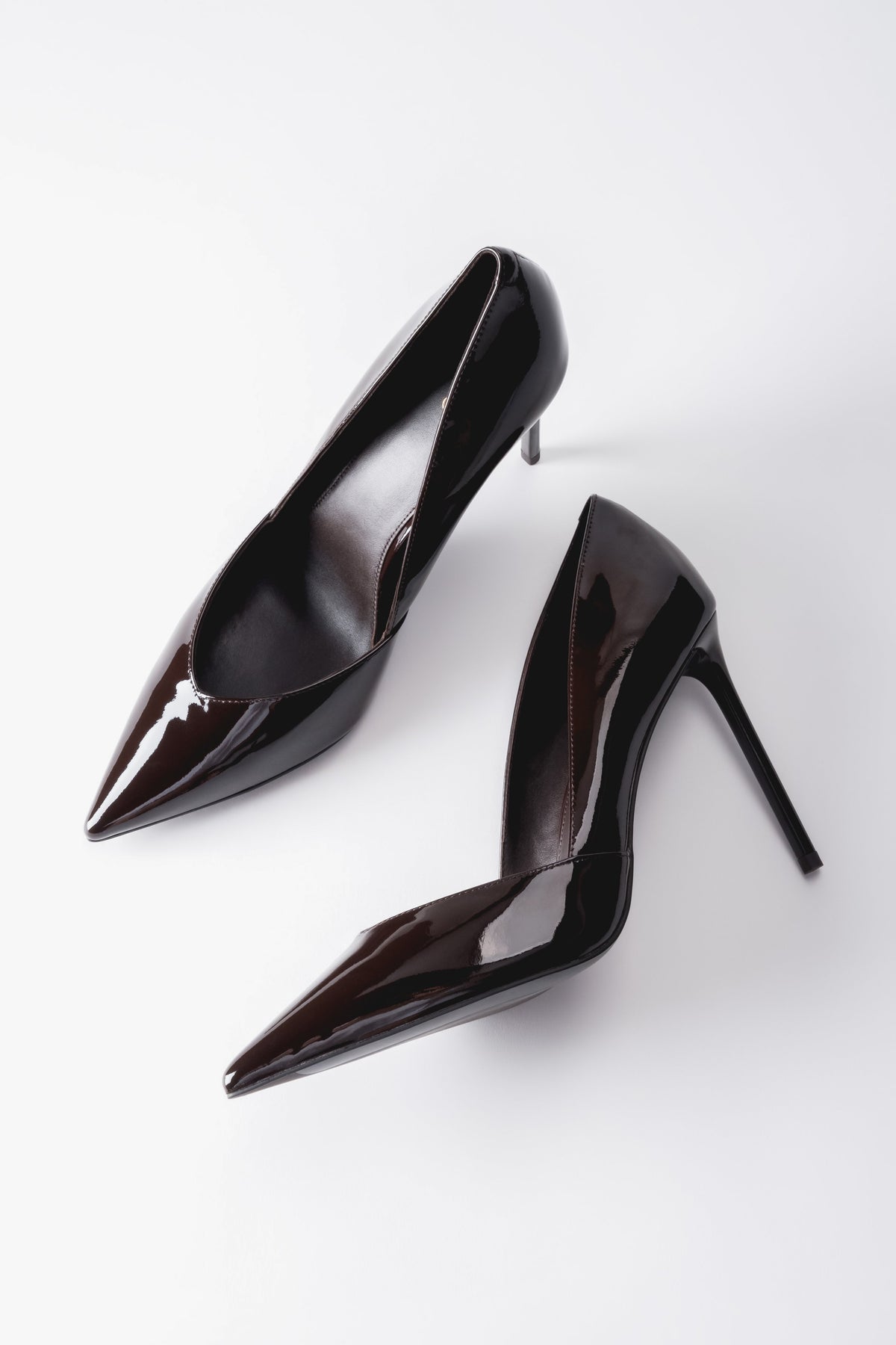 Dark brown women's pumps Estro, elegant, with a pointed toe, made of patent leather.