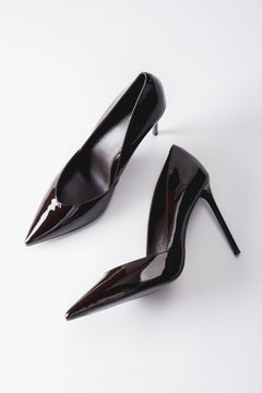 Dark brown women's pumps Estro, elegant, with a pointed toe, made of patent leather.