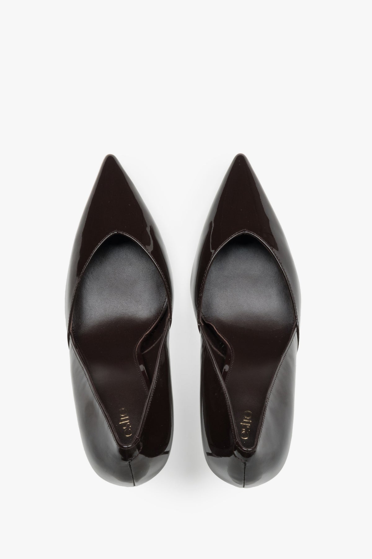 Estro - elegant dark brown pumps made of patent leather with a pointed toe.