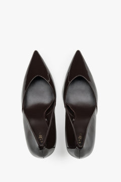 Estro - elegant dark brown pumps made of patent leather with a pointed toe.