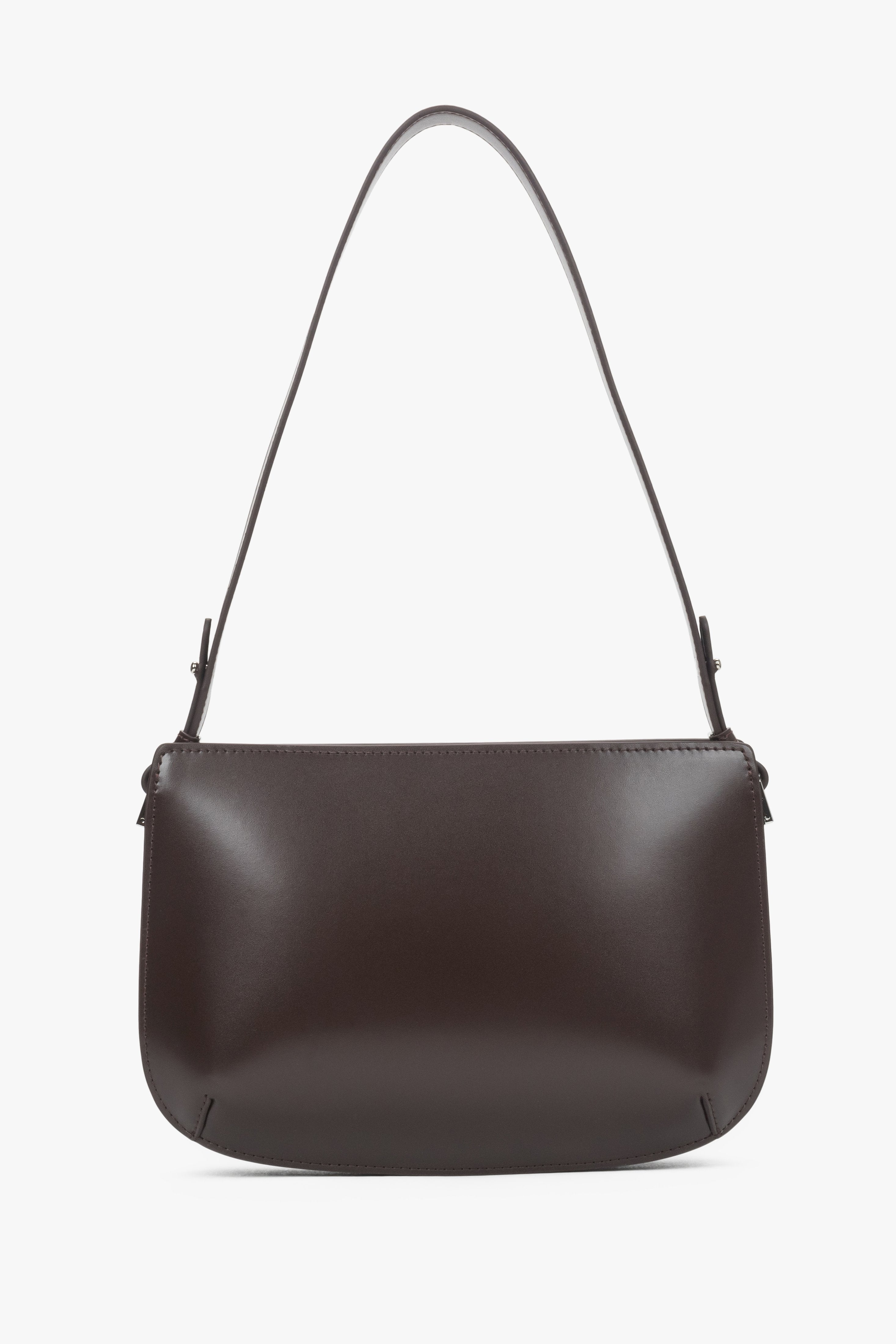 Slim silhouette featuring three compartments and two interior pockets for organized storage.