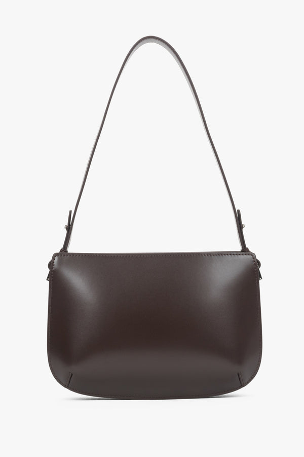 Slim silhouette featuring three compartments and two interior pockets for organized storage.