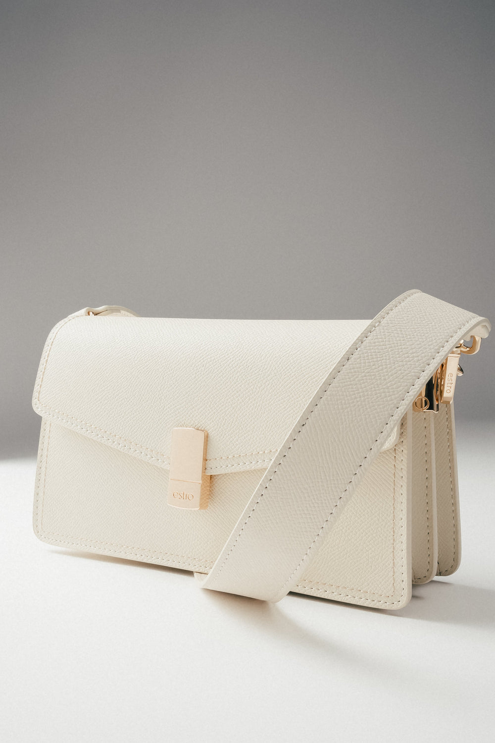 Women’s Elegant Light Beige Leather Shoulder Bag with Gold Details Estro ER00117250.