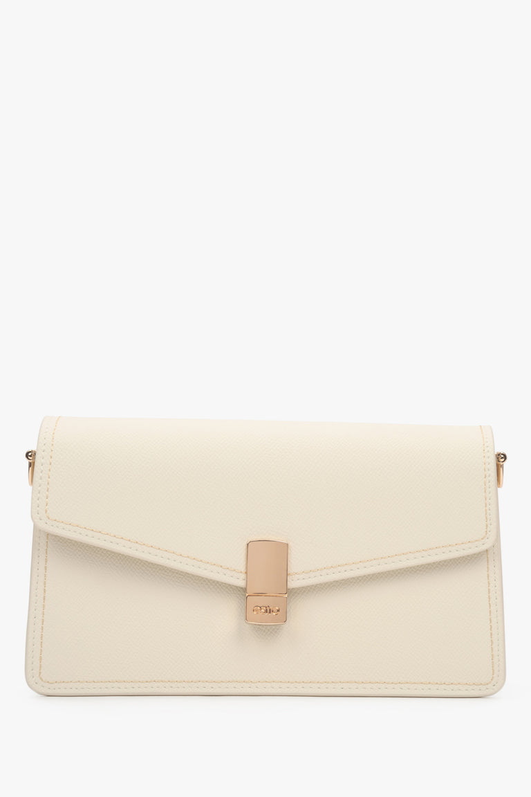 Women’s elegant light beige natural leather shoulder bag with gold details, Estro.
