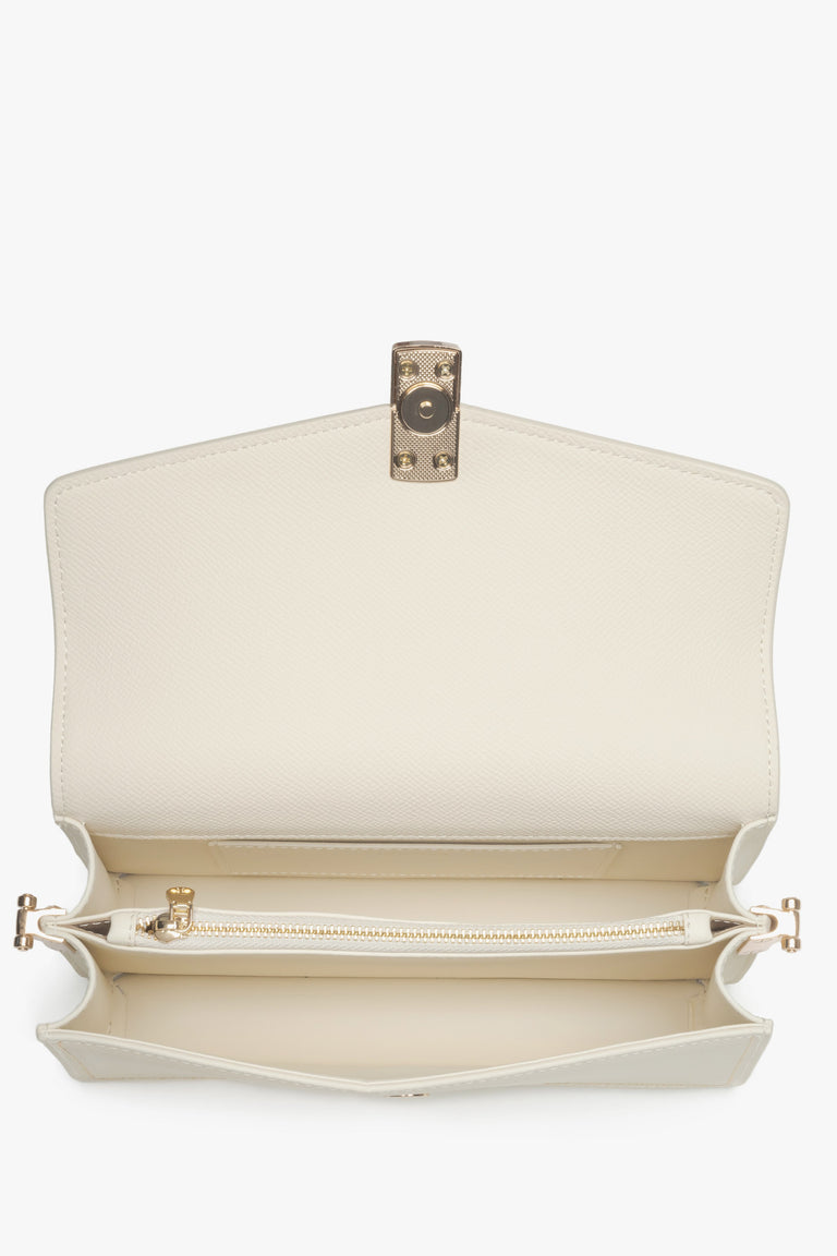 Estro women's light beige leather handbag with a sleek minimalist silhouette.