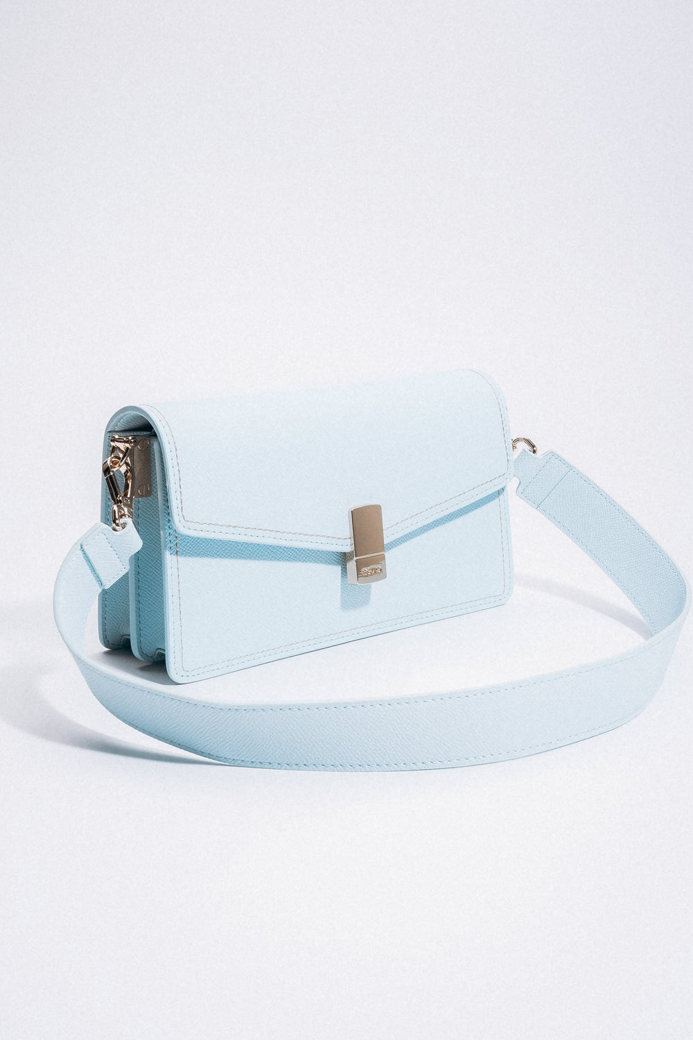 Women’s Elegant Light Blue Leather Shoulder Bag with Gold Details Estro ER00117252.
