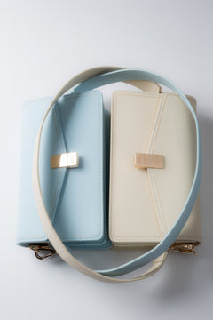 Women’s elegant light blue natural leather shoulder bag with gold details, Estro.