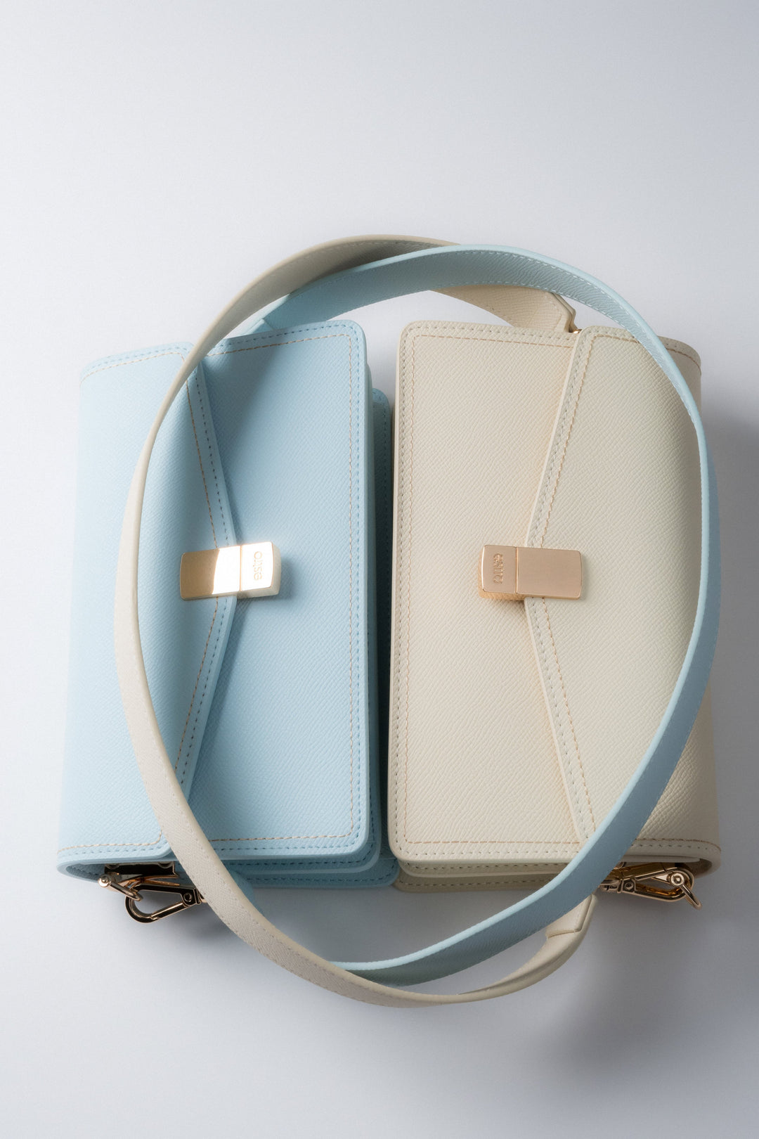Women’s elegant light blue natural leather shoulder bag with gold details, Estro.