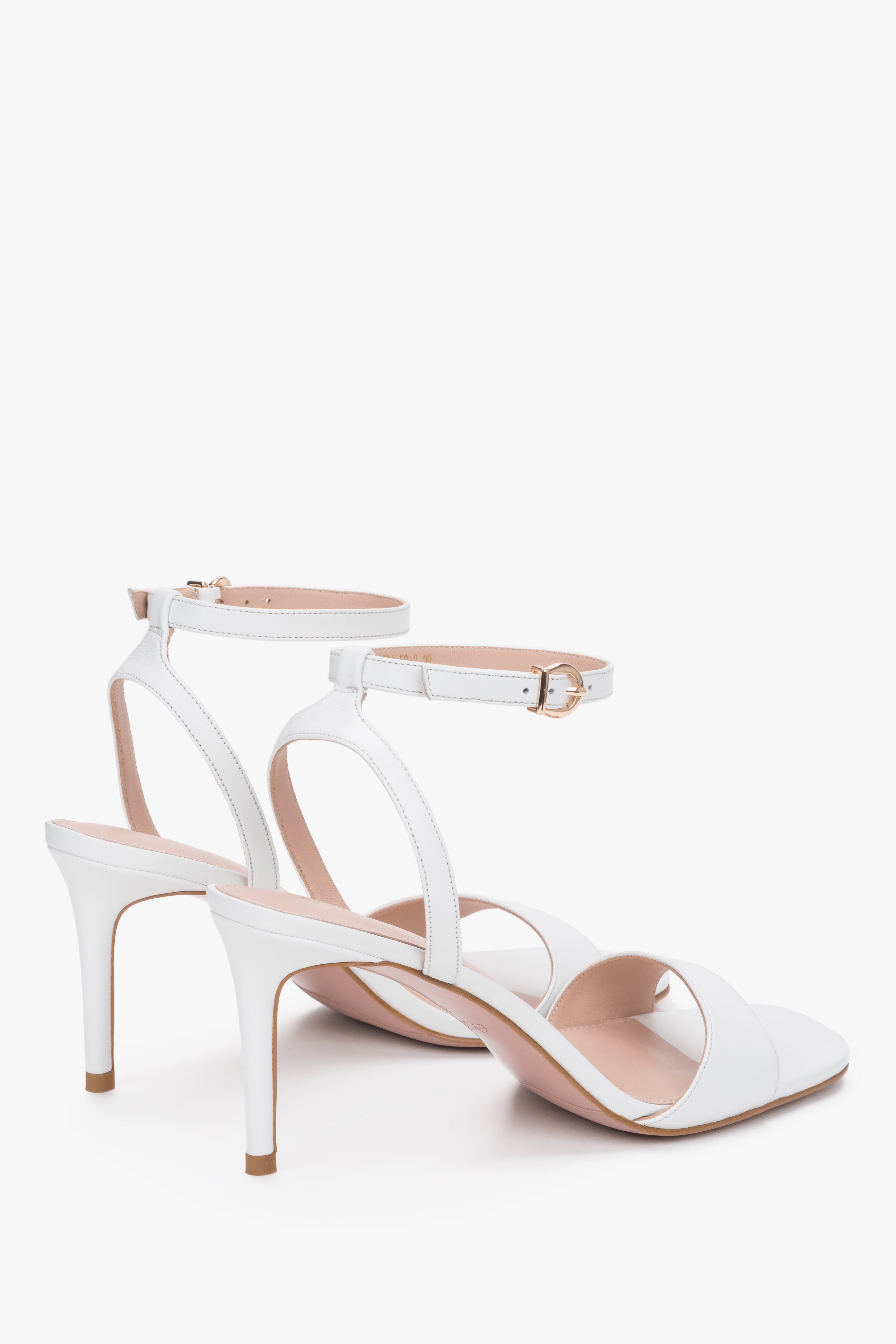 Estro white leather summer sandals with an adjustable ankle strap.