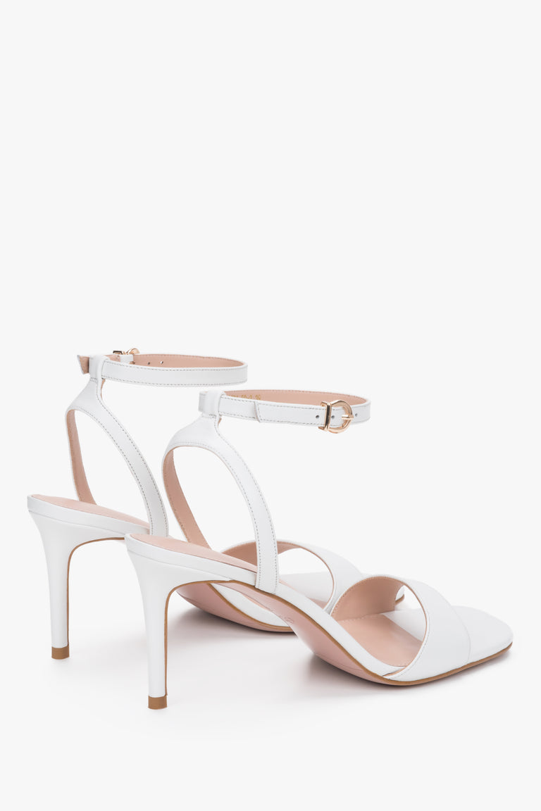 Estro white leather summer sandals with an adjustable ankle strap.