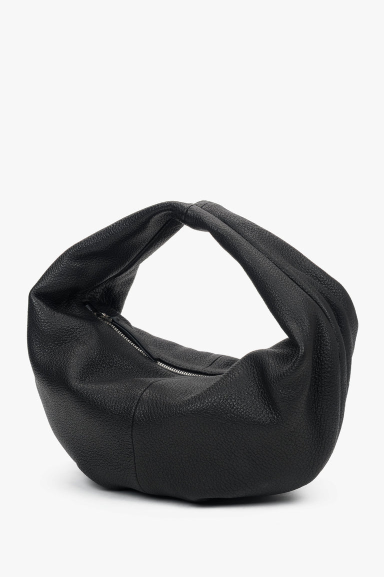 Women's flexible black half-moon bag made of genuine leather, Estro ER00118346.