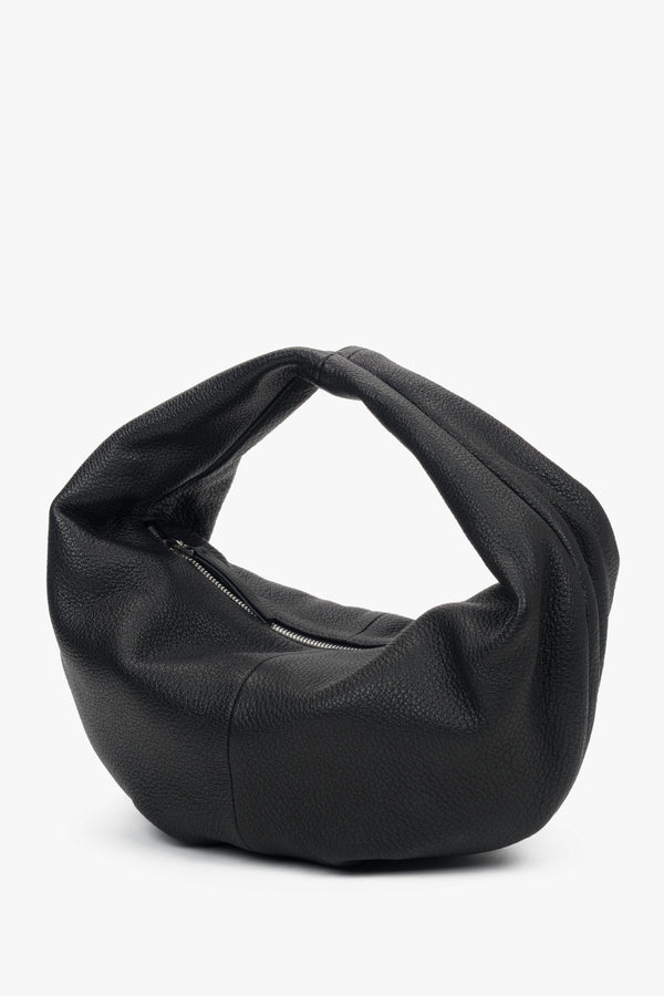 Women's flexible black half-moon bag made of genuine leather, Estro ER00118346.