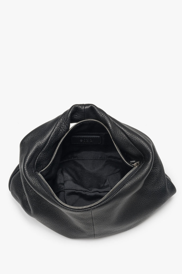 Women's flexible black half-moon bag made of genuine leather, Estro.