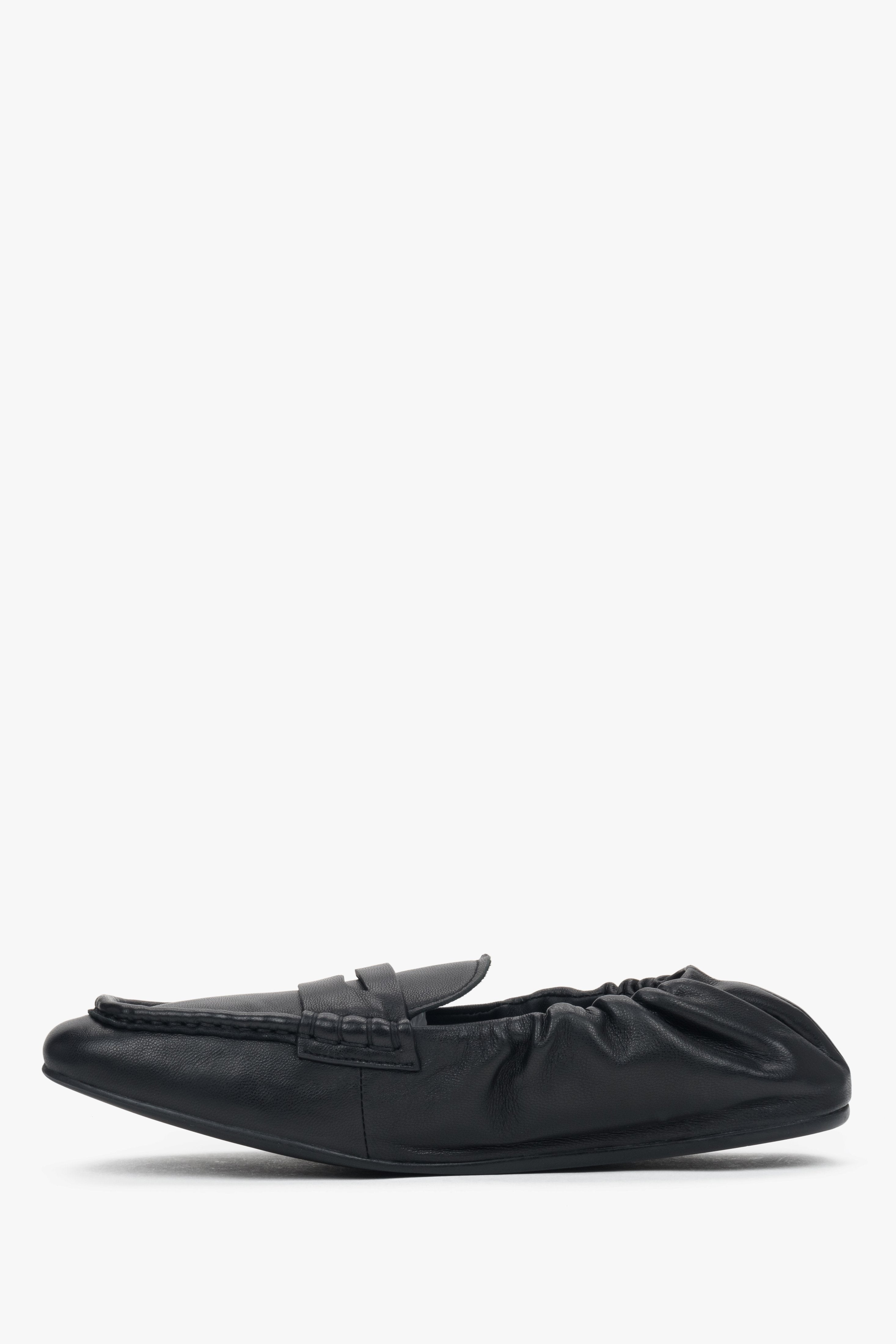 Women’s elastic black loafers with a soft heel counter Estro.