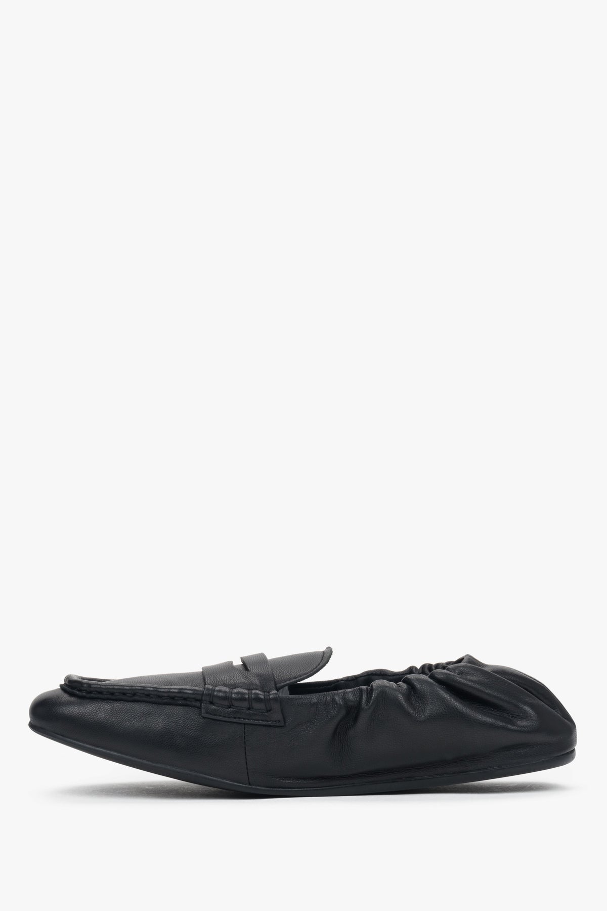 Women’s elastic black loafers with a soft heel counter Estro.