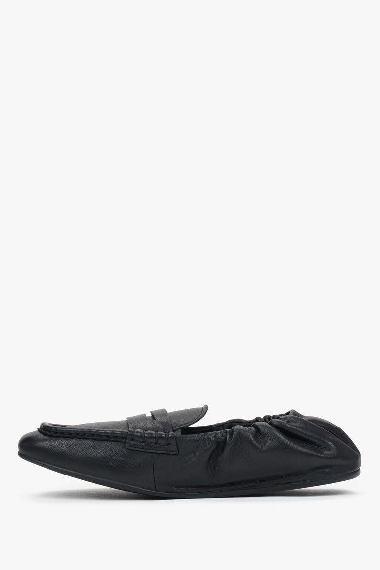 Women’s elastic black loafers with a soft heel counter Estro.