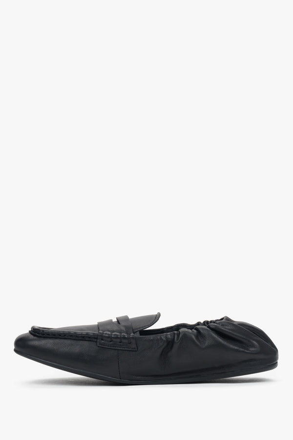 Women’s elastic black loafers with a soft heel counter Estro.