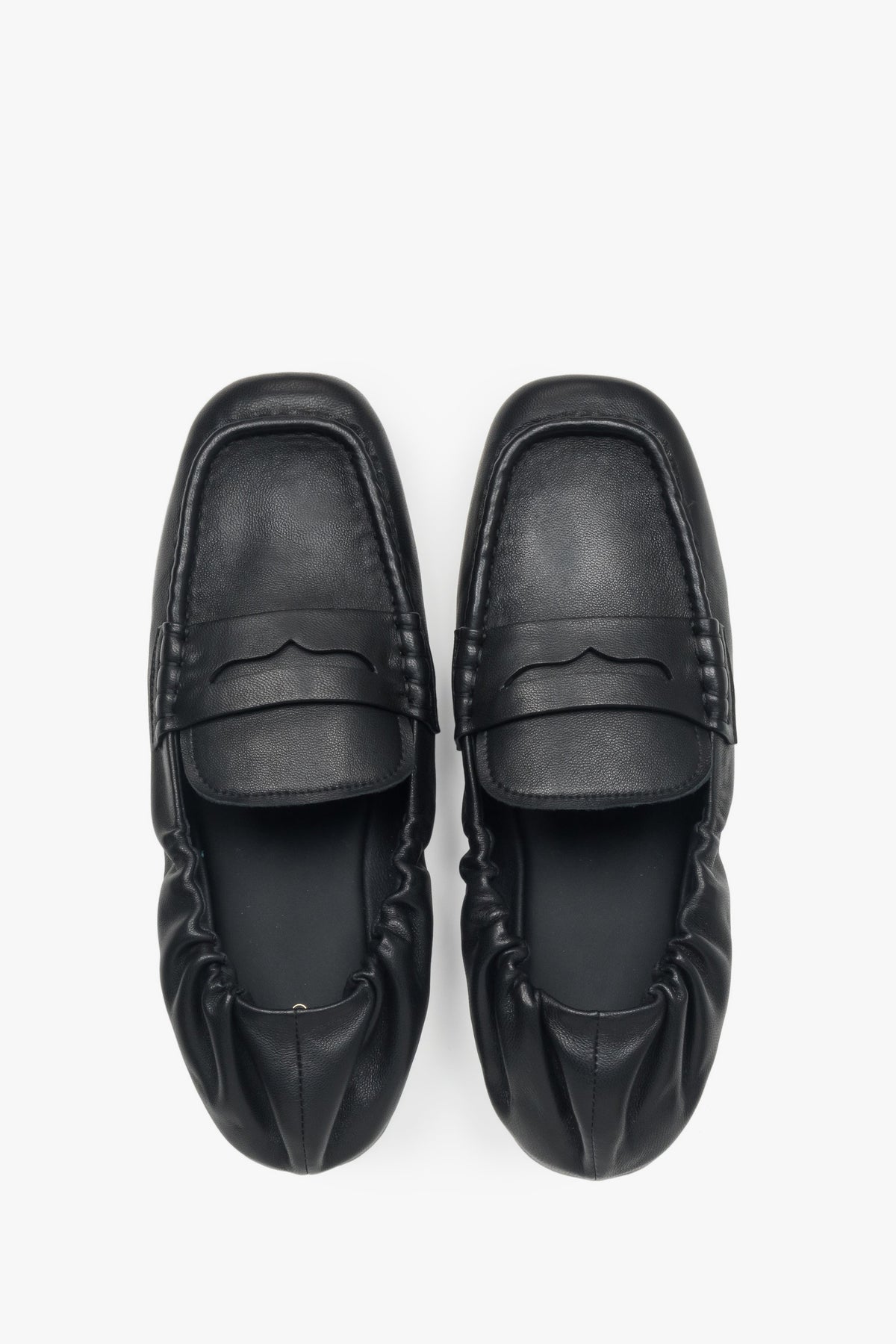 Estro women’s loafers, elastic, black, with a soft heel counter.