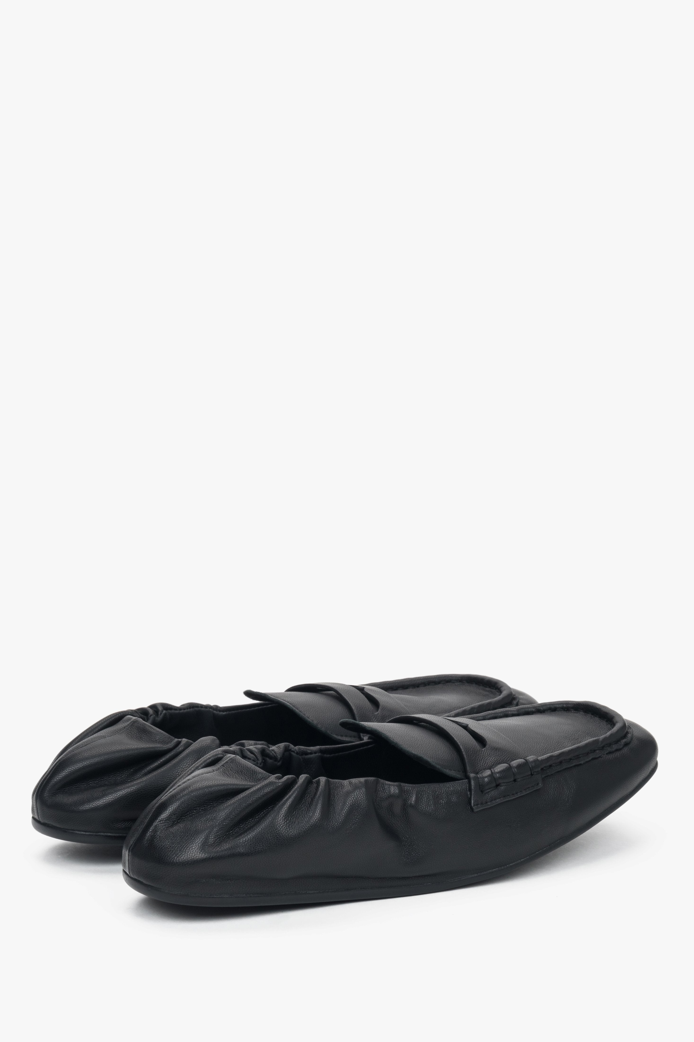 With a soft heel counter, elastic black women’s loafers Estro.