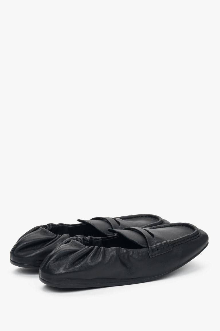 With a soft heel counter, elastic black women’s loafers Estro.