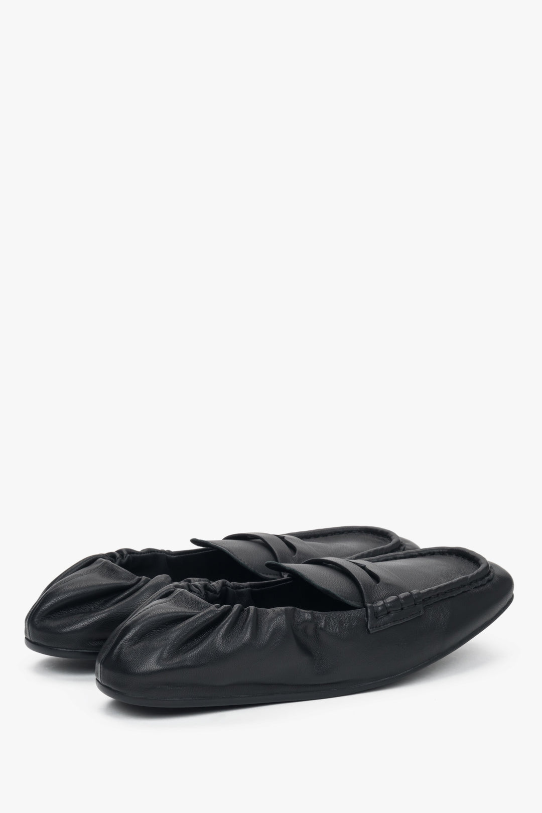 With a soft heel counter, elastic black women’s loafers Estro.