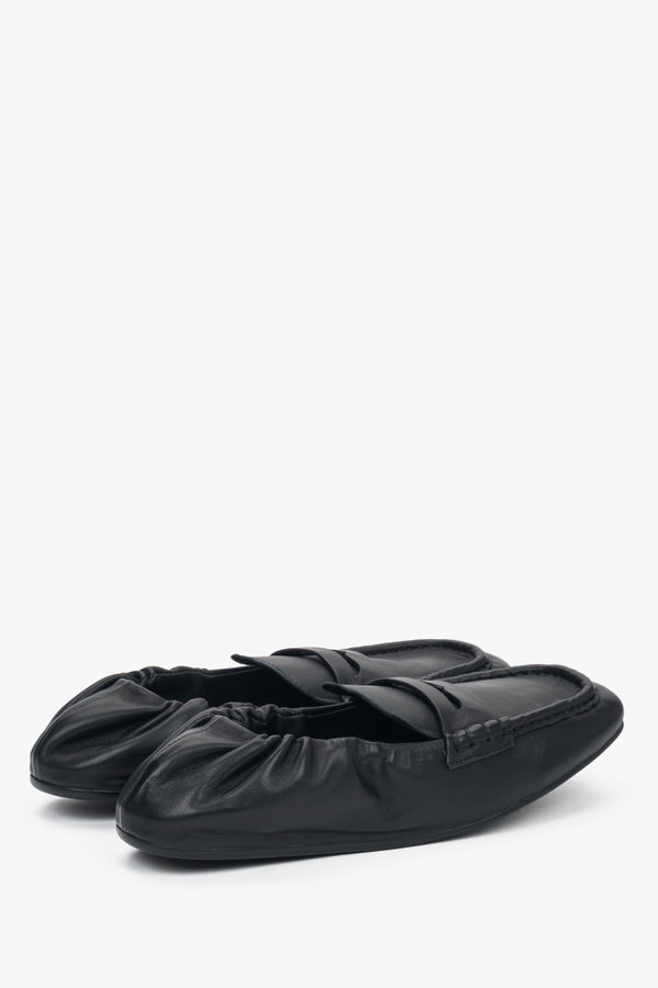With a soft heel counter, elastic black women’s loafers Estro.