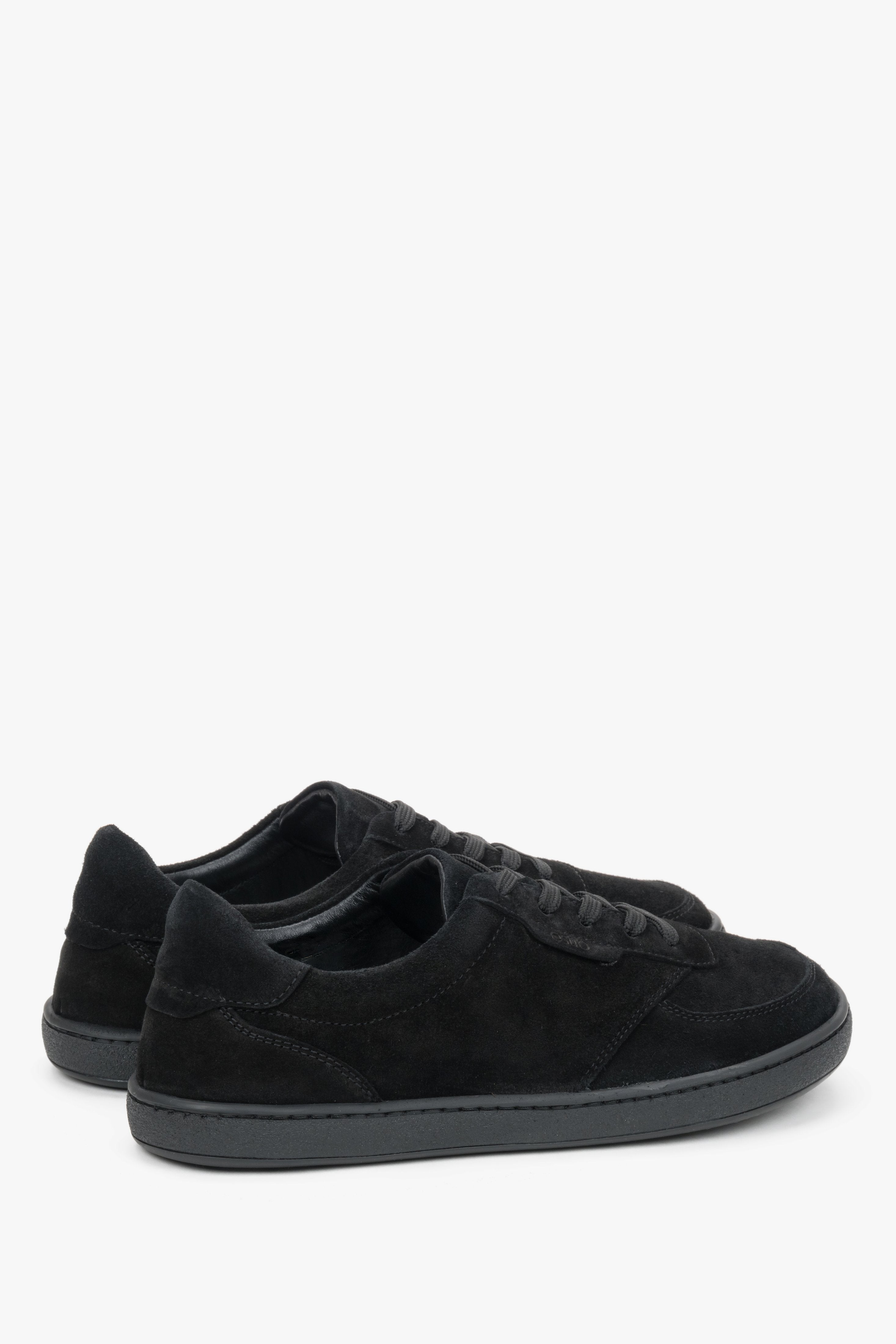 Flexible women’s sneakers Estro in black, natural velour.